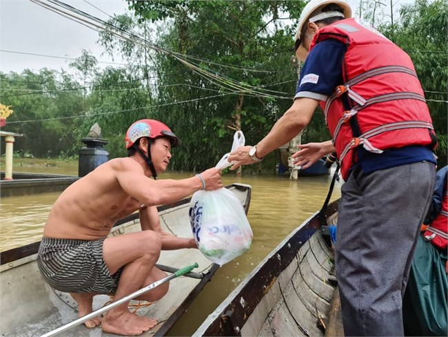 Quảng Trị: Tăng cường cứu trợ người dân trong lũ (13/10/2020)